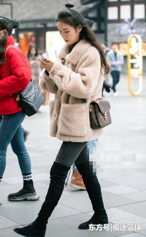  「上穿的是一」街拍：图五肤白，有型，短裤偏爱反着穿，这新潮打扮欣赏不了！