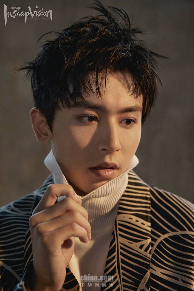 张哲瀚曝写真 冷峻帅气时尚感max