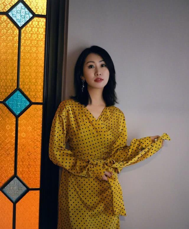  『简洁』黎贝卡穿衣服简洁大气，每件配搭都高雅有气场，不愧为是顶尖时尚达人
