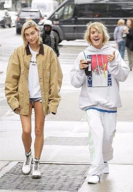 比伯的新女友让人嫉妒，看完她的衣品我闭嘴了