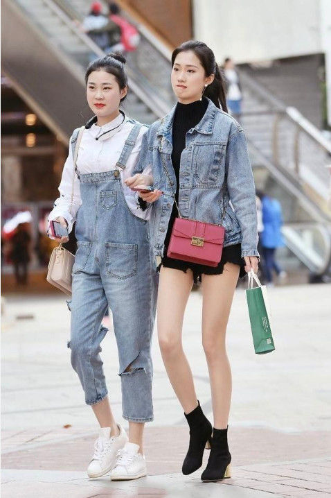  『美女』街拍：黑色休闲短裤搭配牛仔外套的美女，清凉又时尚