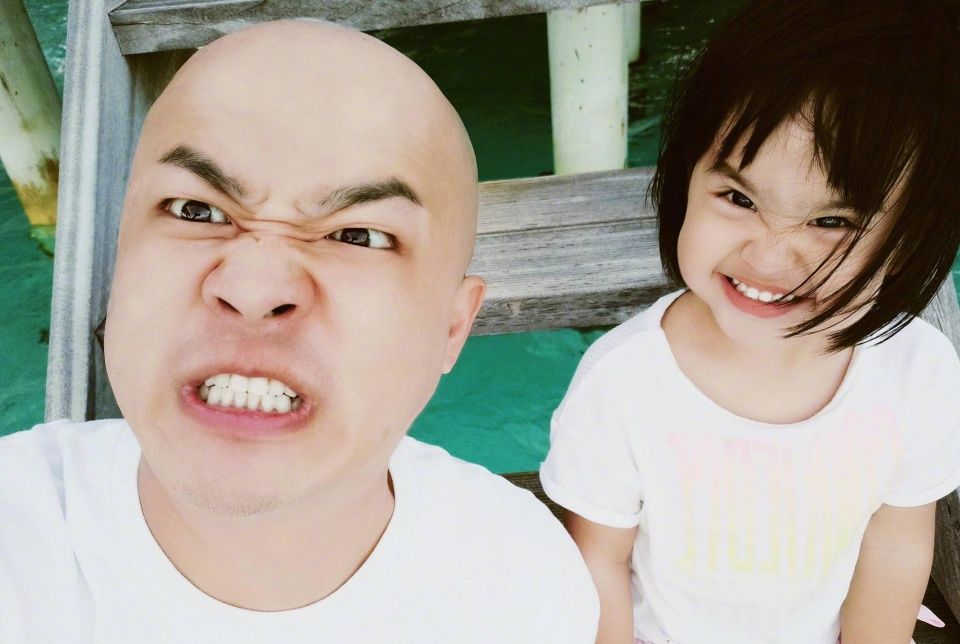 包贝尔晒饺子丑萌照,被网友批假爸爸!