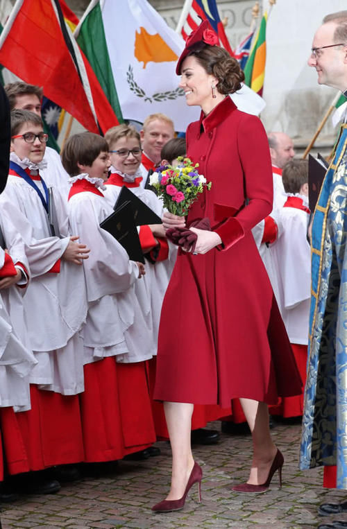 # 高度#凯特王妃旧衣重穿,配饰添高度,英王室四人最后合体亮相庆祝日