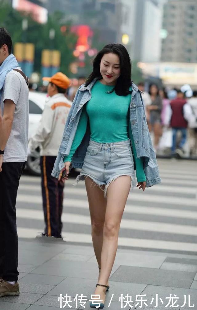  『带着』街拍美女脚上搭配一双交叉绑带的高跟凉鞋，显得特别的清爽