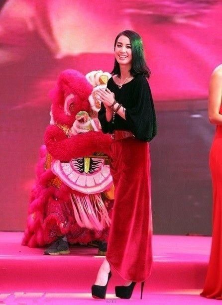 黄圣依穿20厘米高跟鞋，难怪看不出她很矮，穿平底鞋还没阿娇高！