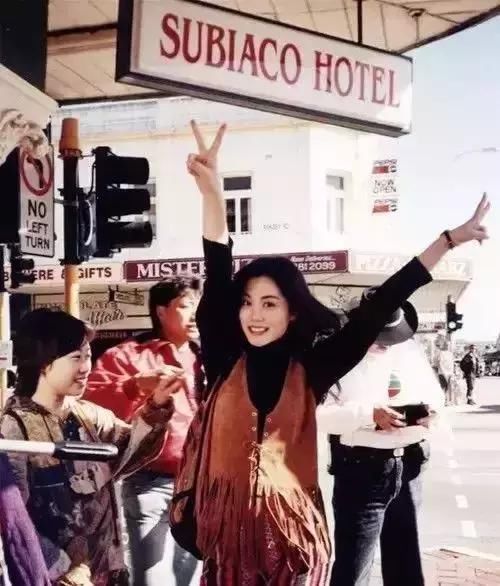 在穿衣服这件事上，王菲永远也不会过气