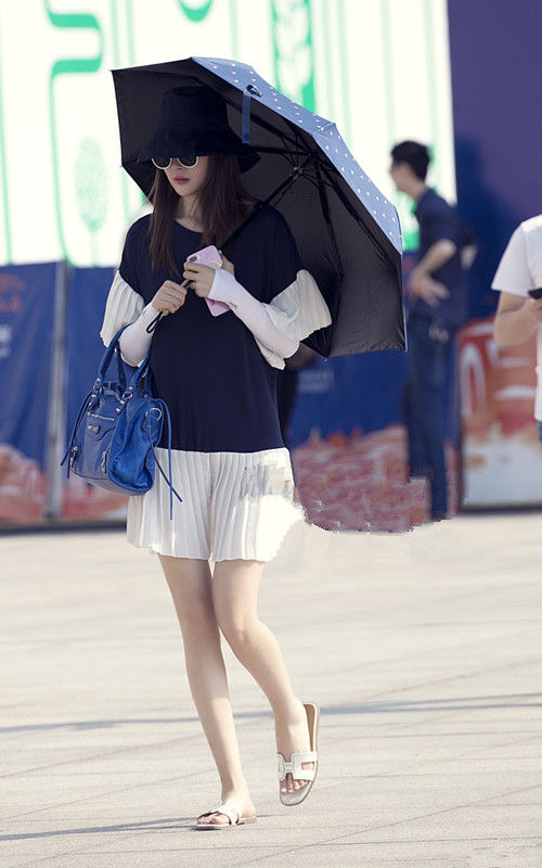 街拍路人，高跟鞋拖鞋和捆绑鞋的穿搭对比，很明显拖鞋更舒适