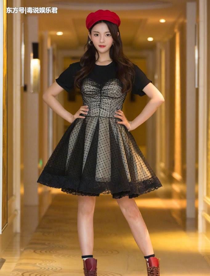 杨超越穿公主裙土掉渣，第一次见抹胸裙+黑t，很钢铁直男了!