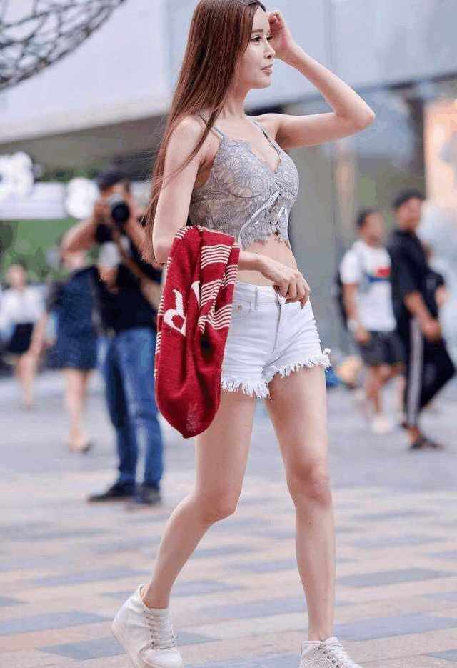 街拍：美腿修长妩媚迷人的小姐姐，气质优雅身姿弥漫很动人！