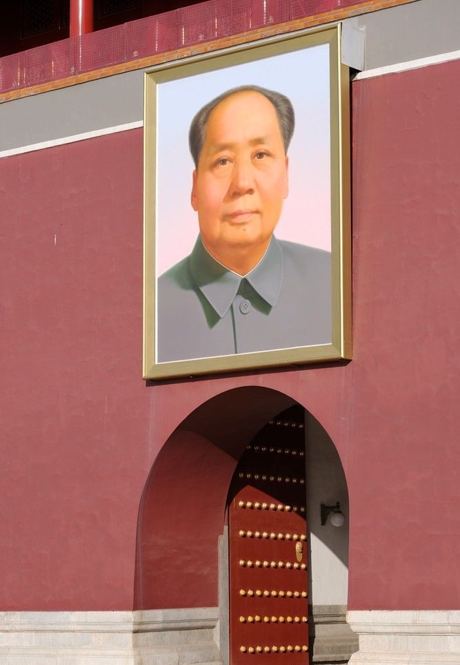 毛主席诞辰纪念日，到天安门城楼前瞻仰一下毛主席画像