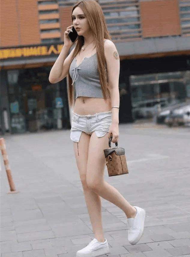 街拍: 洋美女背心显迷人饱满浓浓女人味, 最后一位彰显职业魅力!