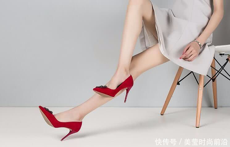 尖头细跟高跟鞋增添几分性感,魅惑时尚并存