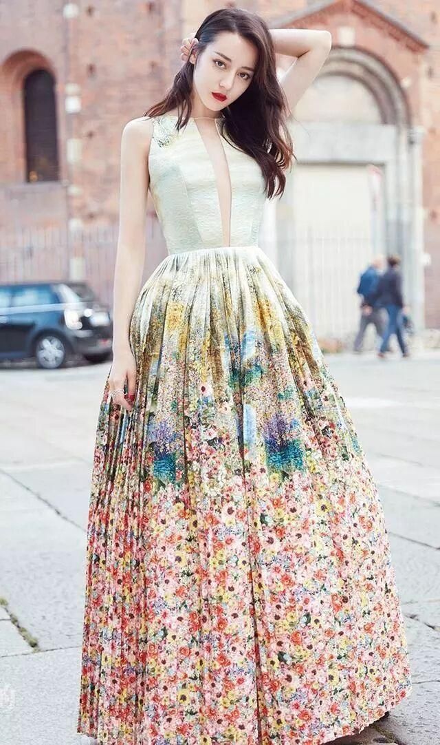 26岁迪丽热巴真厉害，上半身那条缝开得太长了，网友：这身材绝了