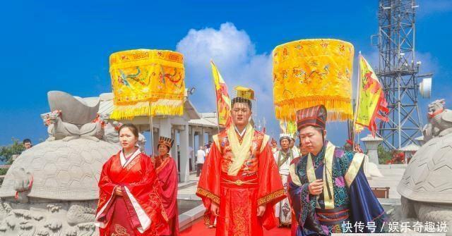 山东一5A景区怪景象，羊汤售价一元，游客坐在山洞里喝汤