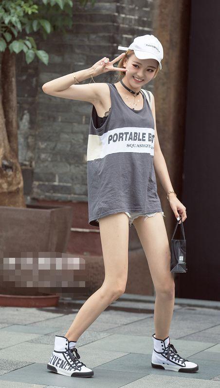 街拍：女人们露锁骨上阵，这才是夏天“露肉”的最低标准！