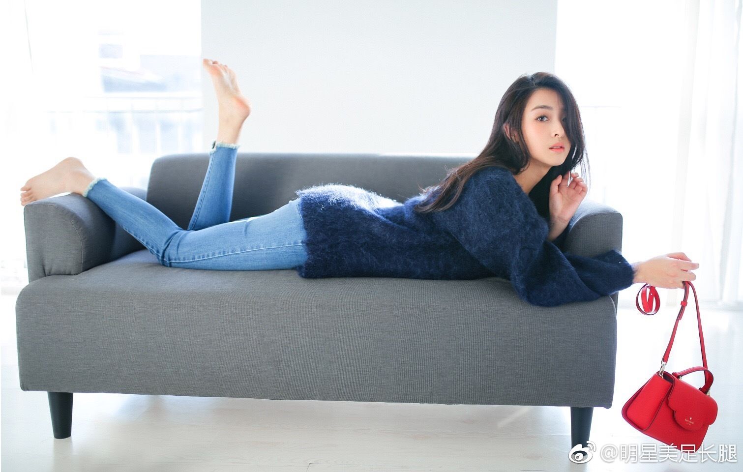 张含韵的这双高跟鞋明显不合脚，鞋带的勒痕让人看着心疼