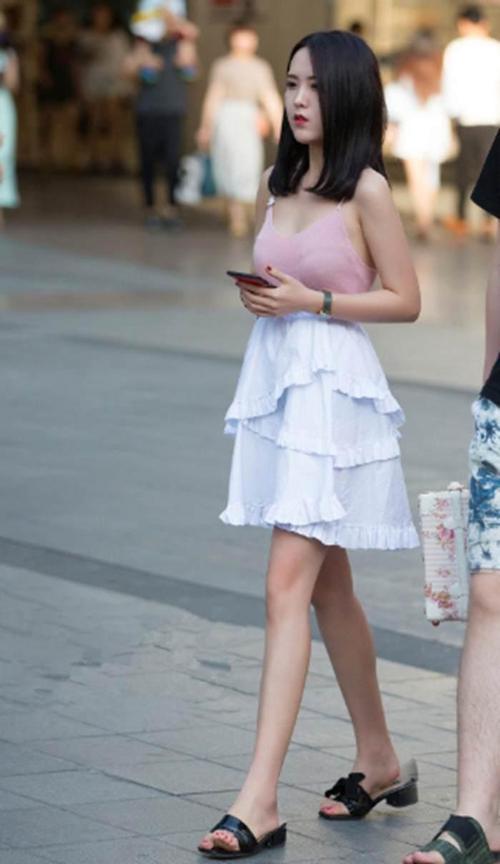 街拍：到了露大腿的季节，各式各样的小姐姐争相打扮，你喜欢吗？