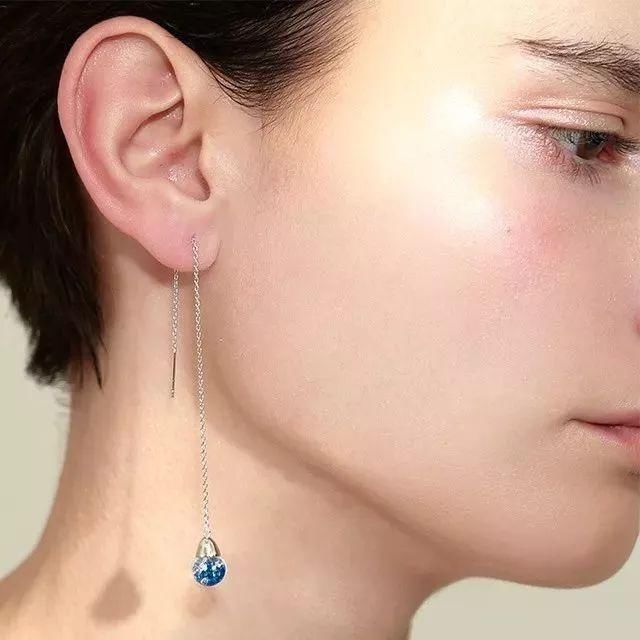 晶莹剔透的水晶球戴身上，真是又美又仙