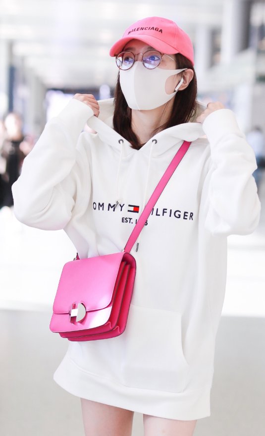 32岁的江疏影运动风现身，少女感十足，网友:真会搭配!