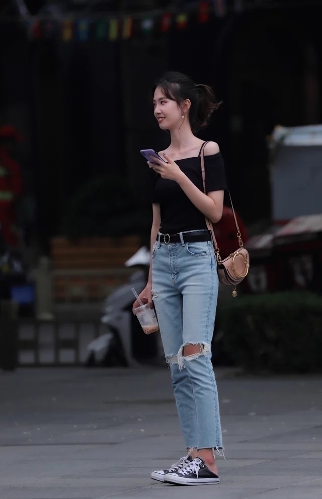 街拍：小美女笑起来真好看，仿佛找到了初恋的感觉！