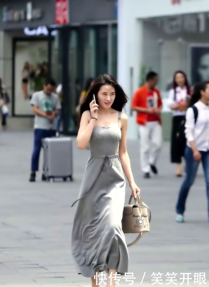  『小姐姐』街拍：小姐姐灰色吊带裙，走在路上散发着那优雅的女人味