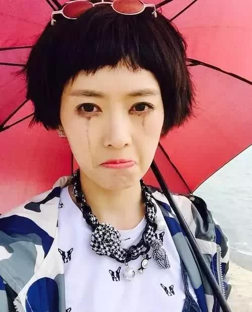  『补妆』纸巾按压吸油纸，棉签蘸面霜除眼晕，润唇膏卸唇膏，必学补妆大法