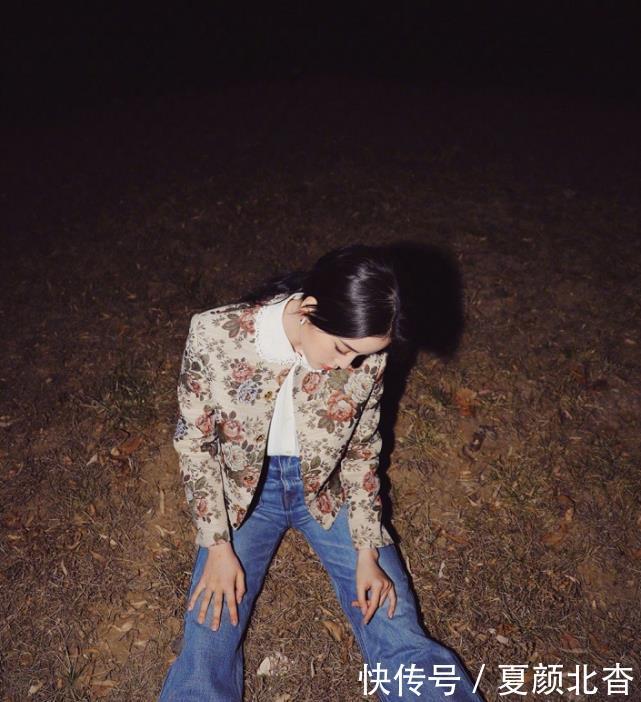  『乖巧』欧阳娜娜户外随拍，印花外套搭配牛仔裤，非常甜美乖巧的感觉！