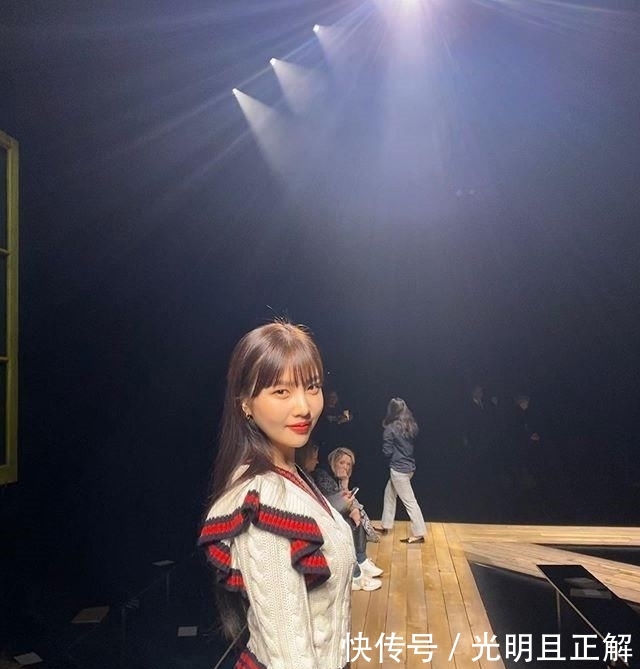  [欧美]朴秀荣悉心打扮现身时装周，3套造型融合淑女风与欧美型格