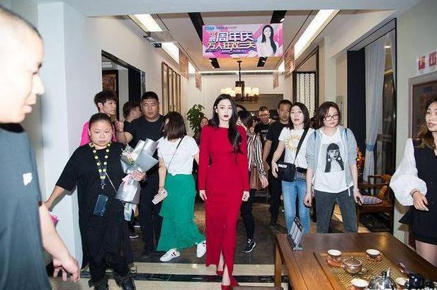 张馨予开衩红裙明艳动人，再看范冰冰，只想说一句：李晨好福气