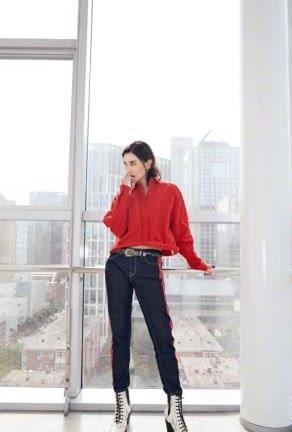 宋佳的鞋厉害了，鞋子尖得像个“铲子”，鞋带也要系1个小时吧！