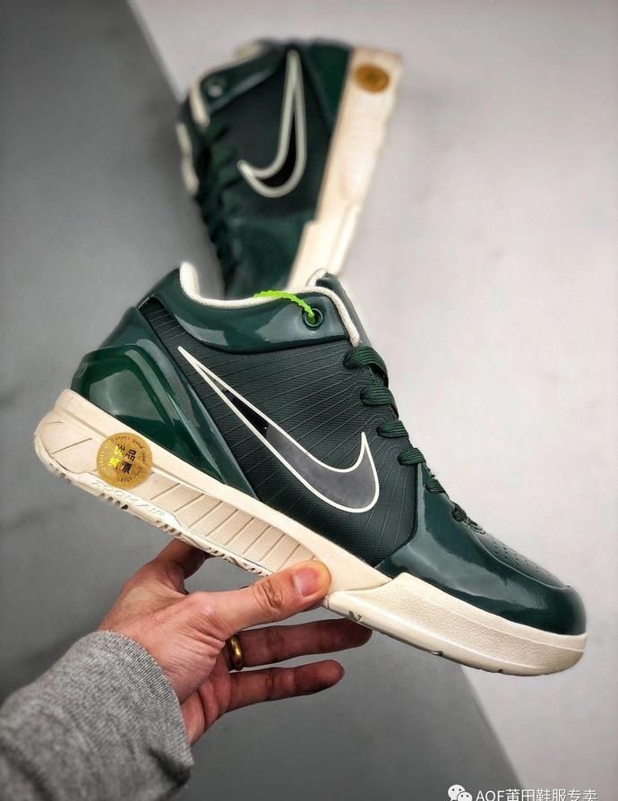 『球鞋』无愧是科比门徒,连球鞋设计都类似!耐克zoom Kobe 4代雄鹿开箱
