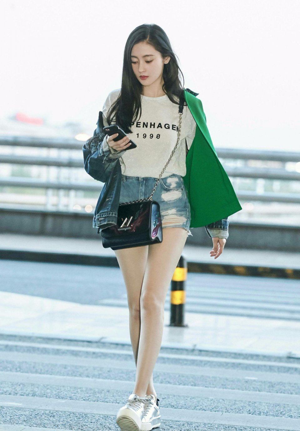 真受不了张天爱如今的风格，剪了齐刘海完全就是“网红”的画风!