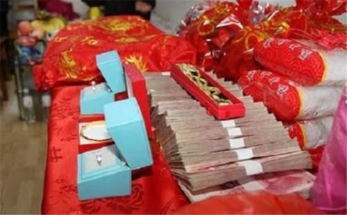  农民|在农村里，为何有的家庭越过越穷，这是咋回事？农民说出3