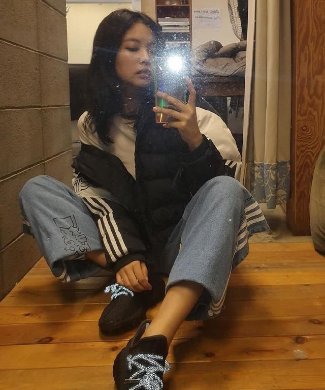  【针织】Lisa撞衫Jennie，同款扎染针织上衣，同队PK到底谁赢了？