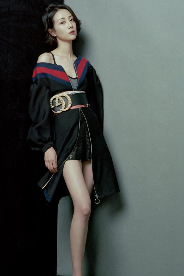 与杨幂公司解约的李溪芮吃路边摊，头顶太秃引热议，心疼