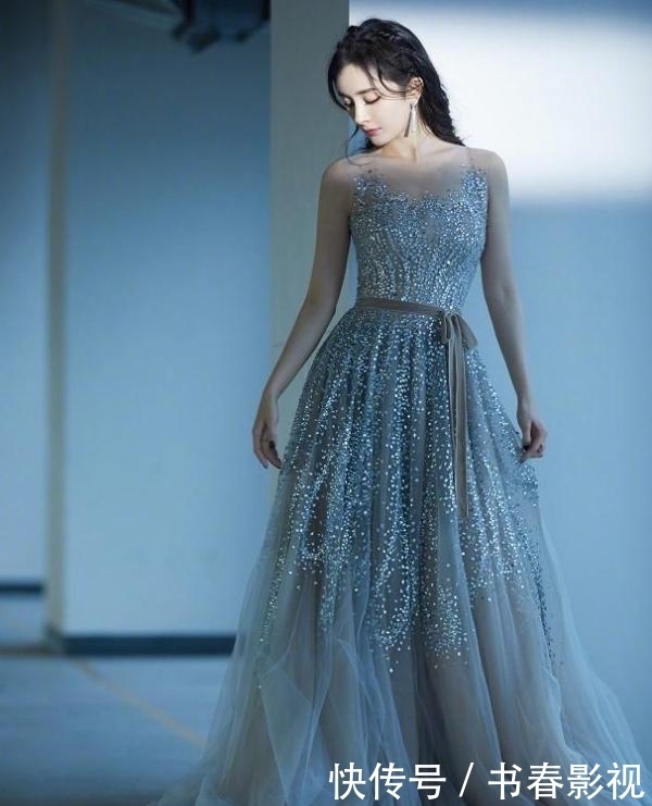杨颖■当两人同穿亮片长裙时，一个美如仙一个嫩如花，京有杨幂港有杨颖
