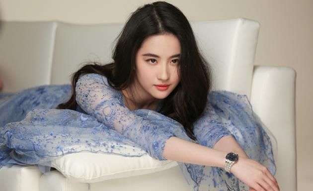 31岁江疏影与30岁刘亦菲同穿蓝裙，网友：御姐与天仙的差距！