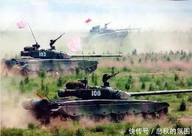  『坦克』坦克外形各式各样，99式后部却挂俩个大油桶，实战中有什么用？