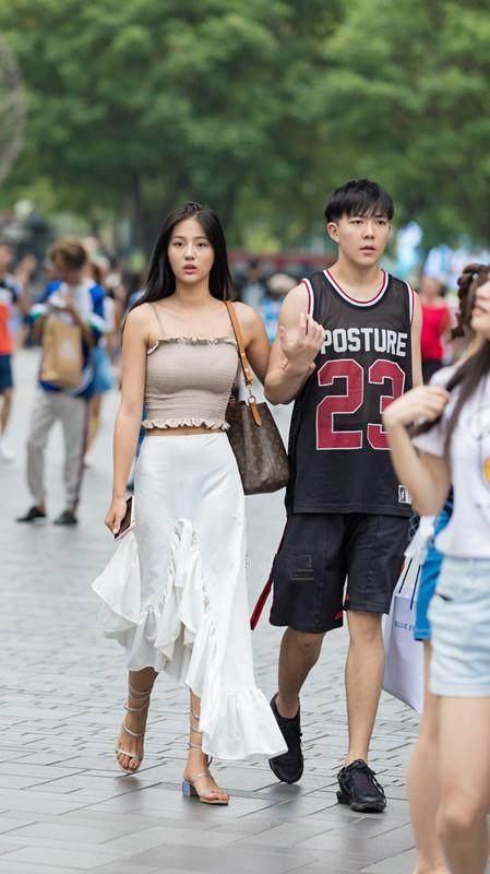 街拍:透视装尽显性感身姿,火爆身材藏都藏不住!