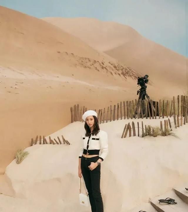  [双小红鞋]喜欢穿黑白灰，春夏建议搭这3个“颜色”的鞋子，时髦百搭还吸睛