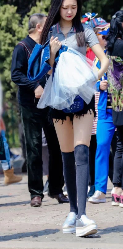 幼师小姐姐陪同小朋友们参加汇演，阳光太大晒得眼睛睁不开，紧身