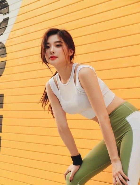 『美女』街拍:时尚美女搭配修身打底裤,展现高贵优雅气质,十分亮眼