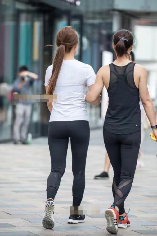 街拍：马尾辫的爱笑姐妹花，不一样的紧身裤彰显出不同的迷人线条