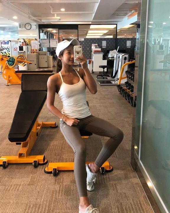 健身女神身材出众, 小麦色肤色, 健康而富有活力