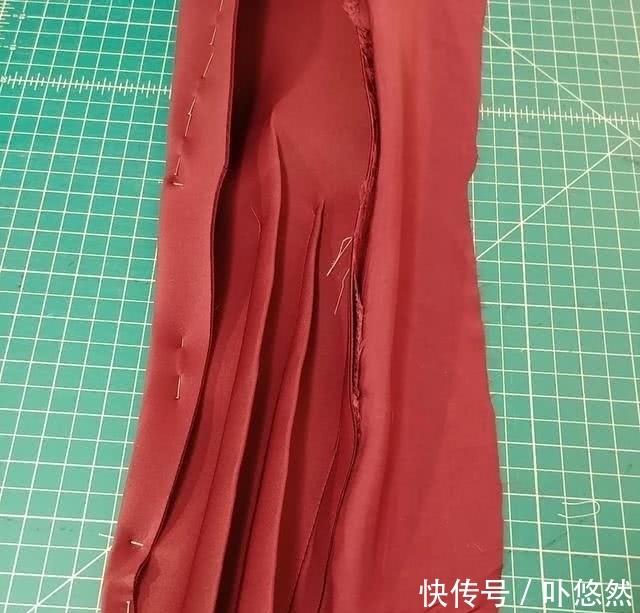  『添加』礼服这样设计才独具一格，原来是从胸前添加褶皱，更加立体有质感