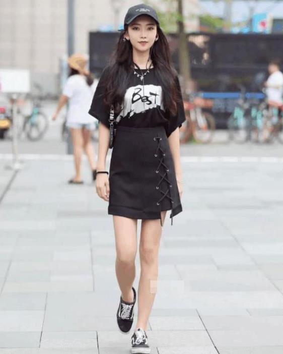  【美女】街拍：气质大方的美女，短袖搭配百褶裙，打造你独到的气质美感