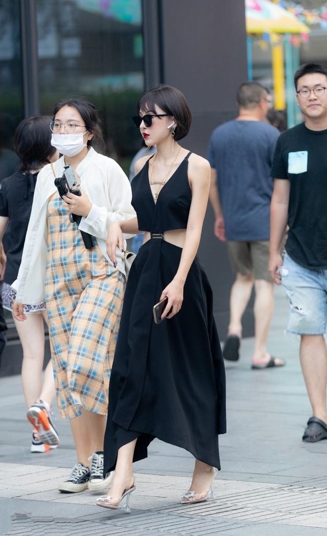  气质|路人街拍，穿着白色吊带裙的美女，少女感爆棚