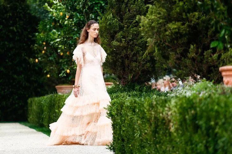 娜扎预测黄铜包边帆布鞋将成爆款，Tory Burch把浪漫融入运动风!