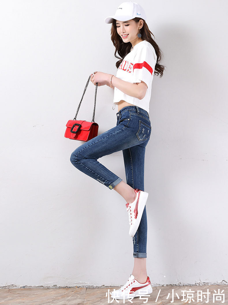 紧身牛仔裤显身材,爱美的女人最明智之选,拥有它青春迷人