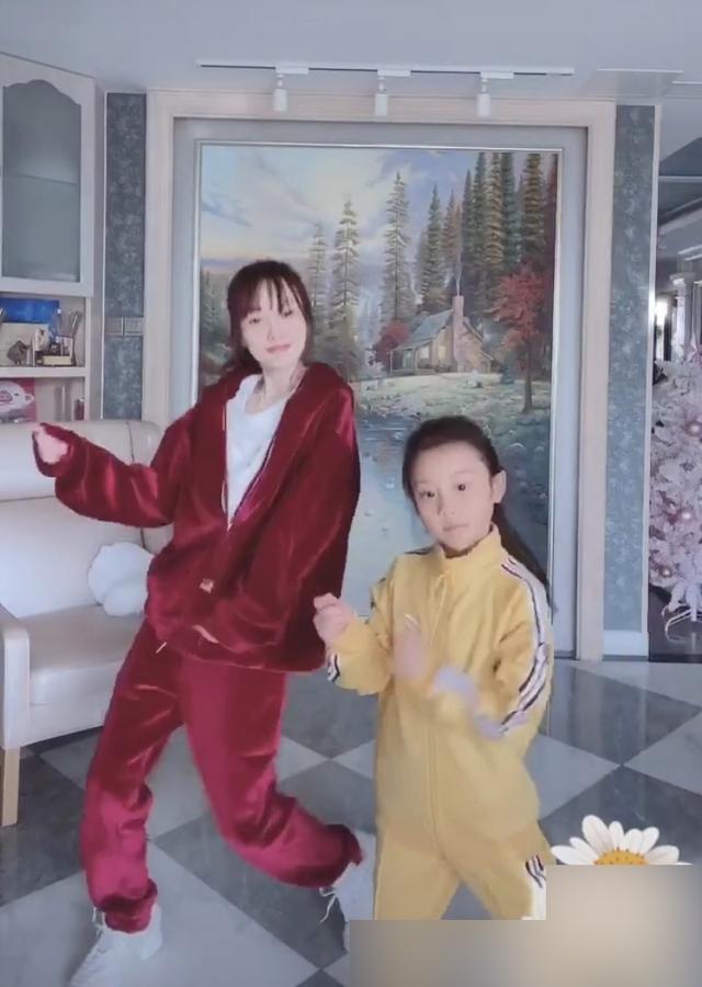 #跳舞#7岁甜馨长成大姑娘,穿运动装陪妈妈跳舞健身,这种乖巧让人心疼